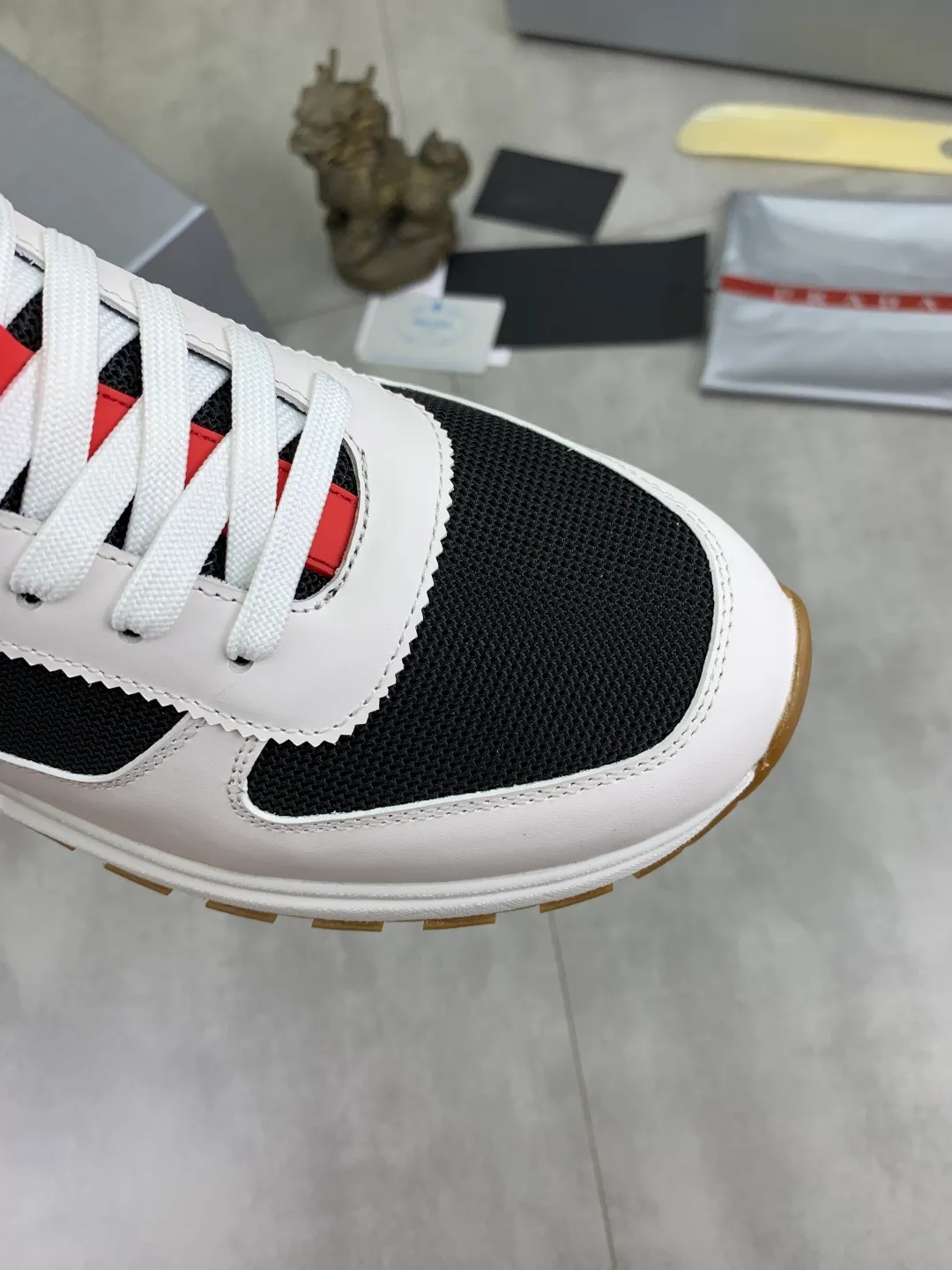 Men's shoes 💰P560💰[New model] The top version is available on the official website, 🆘 The trendy brand (Prada) mainly promotes the popular model, avant-garde and versatile fashionable men's shoes, private version mold opening, cowhide surface splicing 1:1.. Stylish and simple, original imported cowhide lining cowhide feet; the atmosphere and personality are more fashionable, eye-catching and pursuing class. It will subvert the old idea and be a must-have for fashionistas with you! Must keep it for yourself! Tall and comfortable, large and low, high-end quality workmanship. The new high-end outsole on the official website. Size: 38-45. Available in 3️⃣ colors.